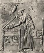 Пинака: девушка, кладущая ткань в сундук. Локры. Ок. 460 до н.э. Национальный музей, Тарент // Schefold, 1967. Taf. 63